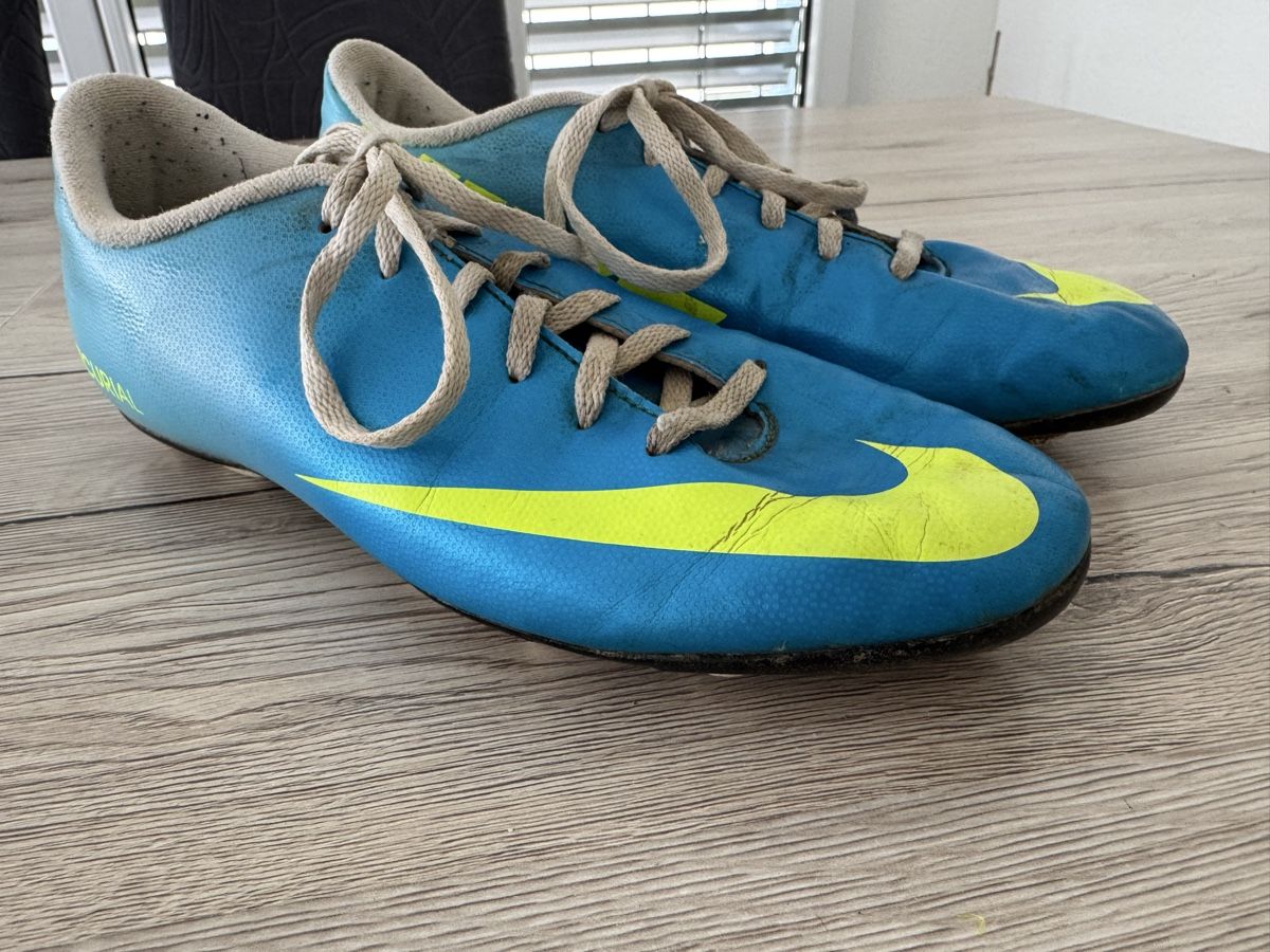 Scarpe da uomo: Fussball Schuhe - Grösse 38.5 – Usato da Meisterschwanden venduto da Scania78
