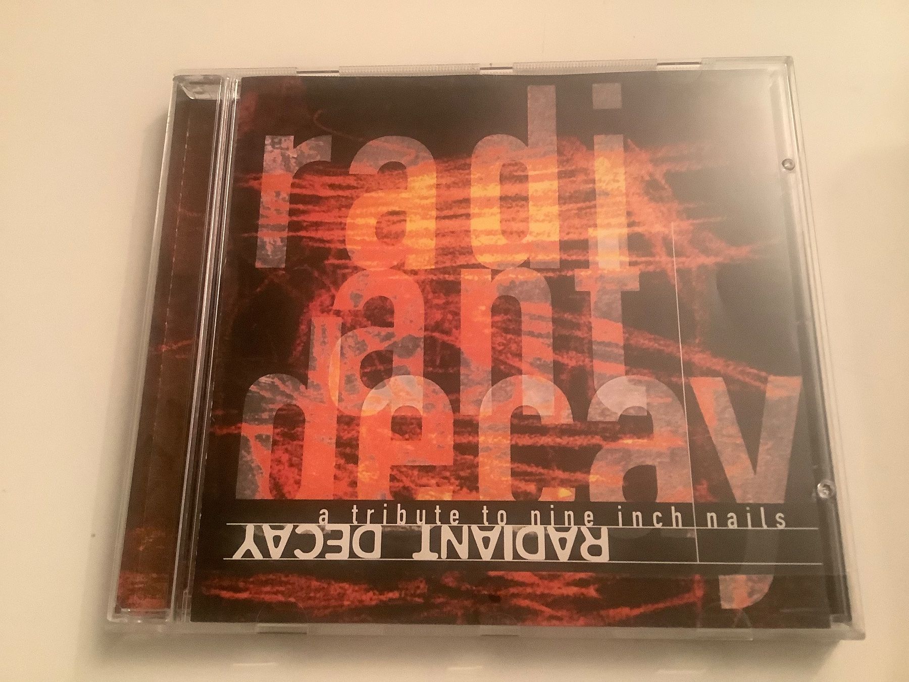 CDs: Radiant Decay / a tribute to nine inch nails / 2000 – Gebraucht aus Dübendorf von Shreck