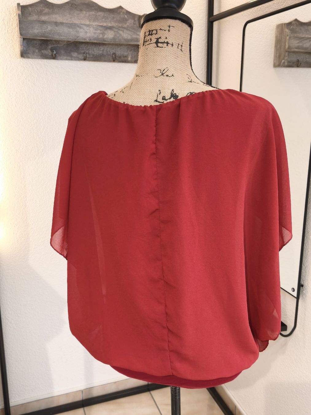 Chemisiers: Damen Bluse rot weite Ärmel elastischer Saum – D'occasion à Emmetten par SecondhandSiska 2
