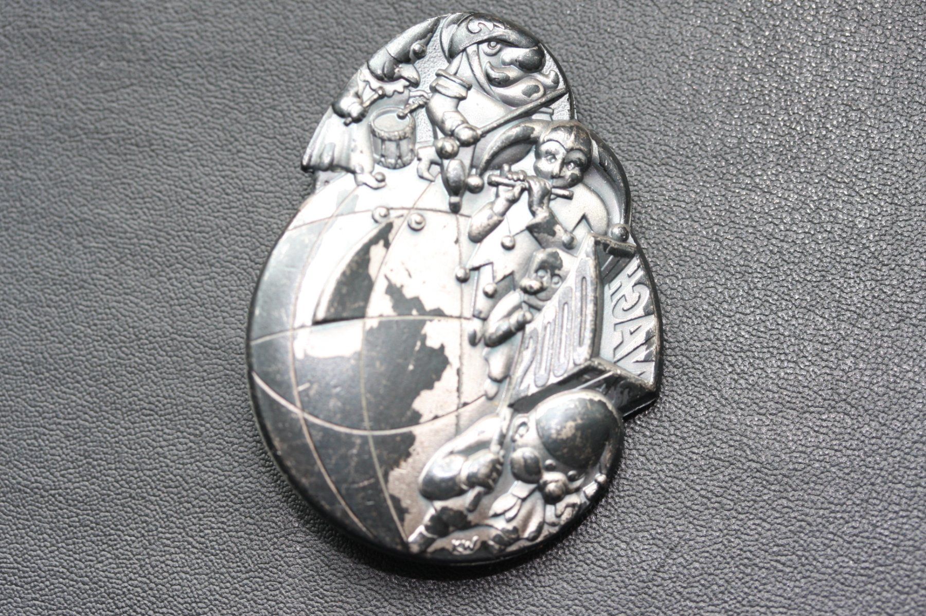 Basler Placchette & Badge: Basler Fasnachts Silber 2000 – Usato da Allschwil venduto da Schluurbi605