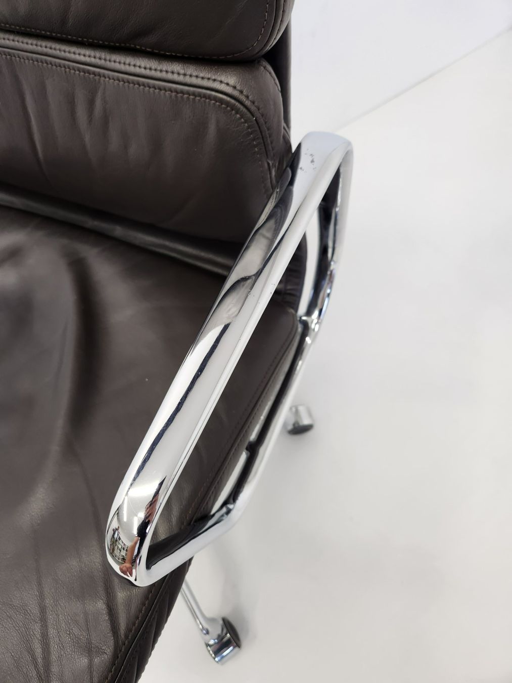 Vitra Sedie: Vitra Soft Pad EA219 Leder chocolate – Usato da Bad Zurzach venduto da QLASSIQ 6