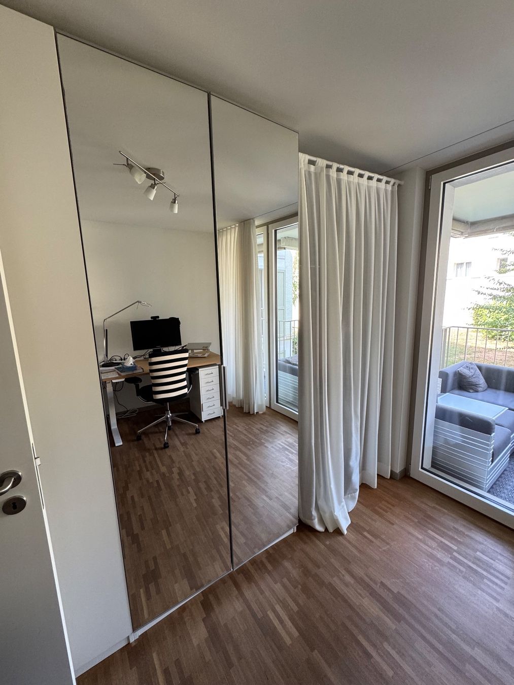 Ikea Armoires: IKEA PAX Schrank mit Spiegeltüren – D'occasion à Zürich par Saskia125