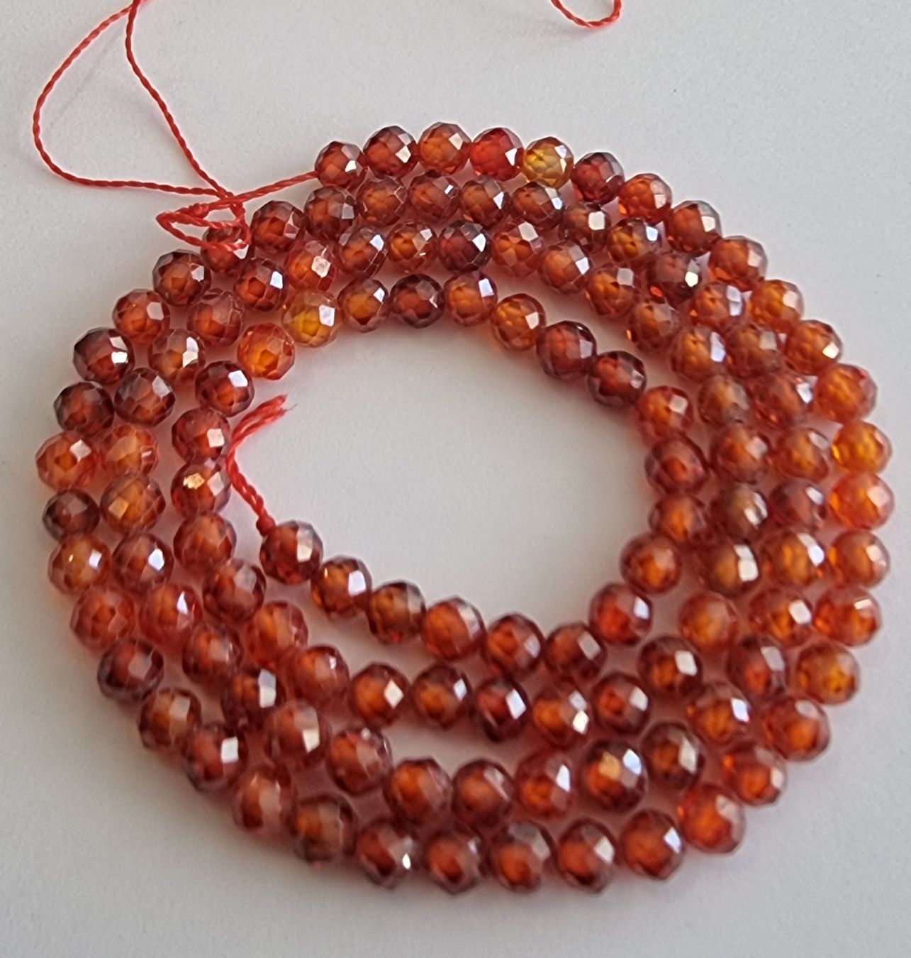 Minerali & Pietre curative: Zirkon Rot facettiert 3mm. Strang – Nuovo e nell'imballaggio originale da Menziken venduto da Mirager