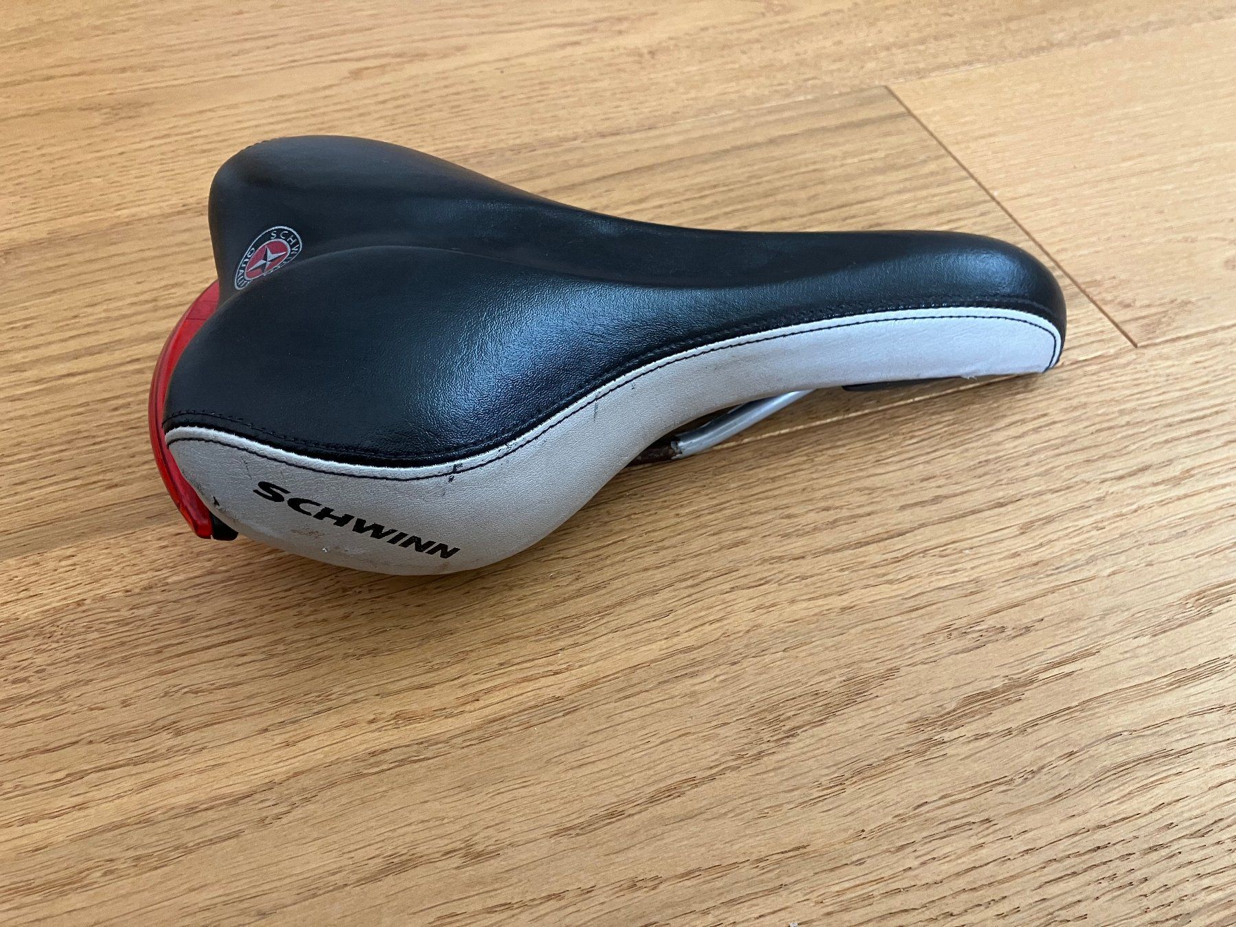 Pezzi di ricambio: Schwinn Sattel mit LED Beleuchtung – Usato da Obermumpf venduto da Estrela67 3