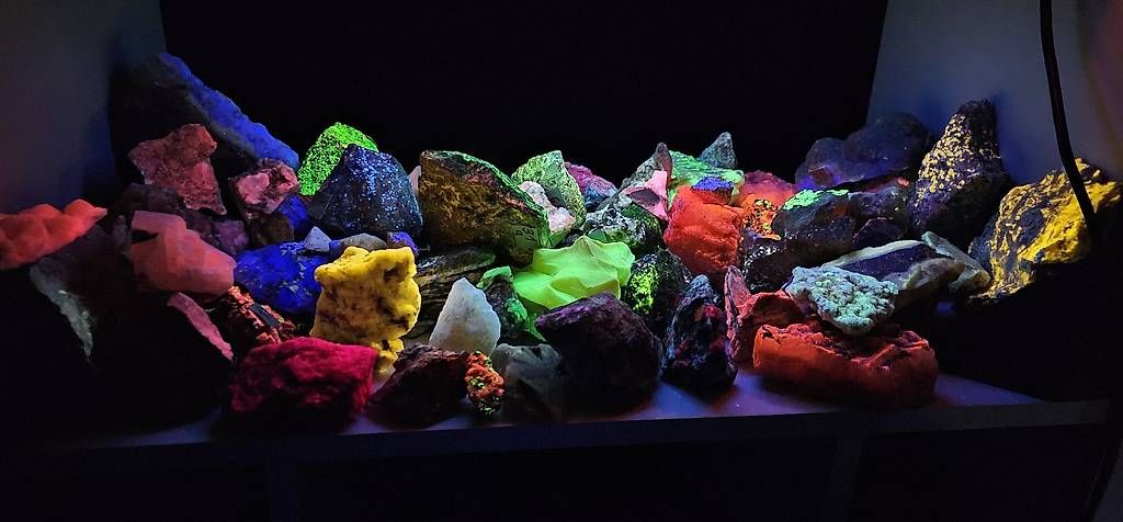 Minerali & Pietre curative: Fluorizierende Steine Inkls Lampe – Usato da Tägerwilen venduto da Heat-762 3