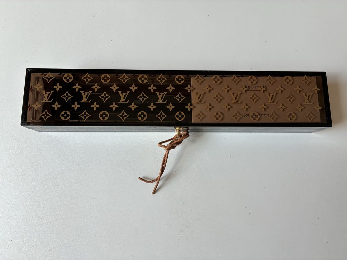 Louis Vuitton Bestecksets: Louis Vuitton Baguettes Essstäbchen Set – Neu (gemäss Beschreibung) aus St.Moritz von fseidensticker 5
