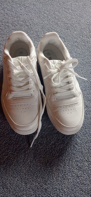 Scarpe da uomo: Weisse Sneakers Beach Mountain Grösse 38 – Usato da Maienfeld venduto da Alpenblume12