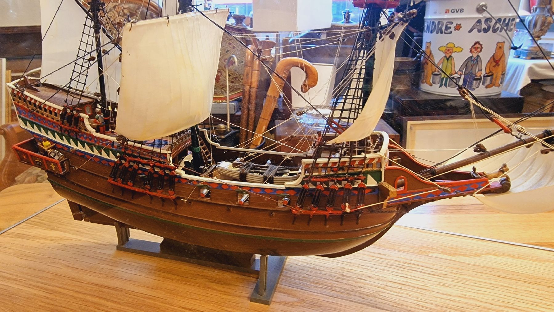 Kit di modellismo & Modellini statici: Schönes Modellschiff Golden Hind mit Vitrine – Usato da BERN venduto da Intarsia 6