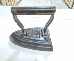 Antikes Bügeleisen aus Gusseisen