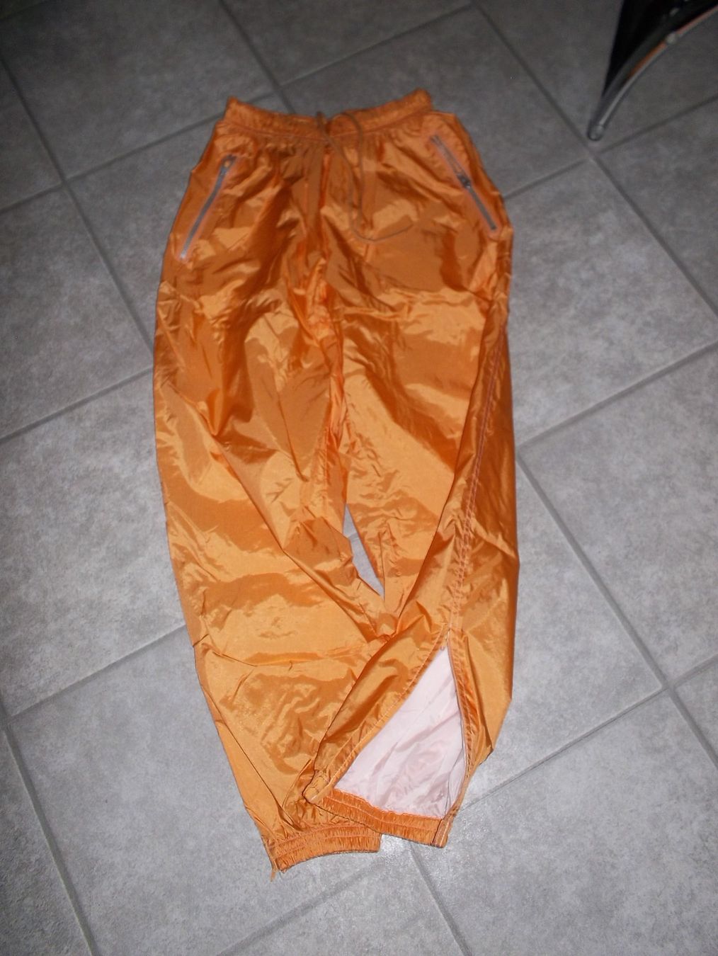 Completi & Tailleur: lässiger Damen Trainingsanzug Grösse 38 – Usato da Kaltbrunn venduto da Cindy99 3
