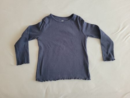 Langarmshirt H&M gerippt blau Grösse 98/104 gut erhalten