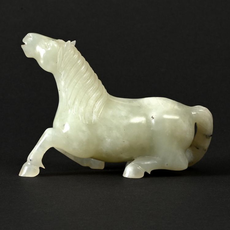 Skulpturen & Statuen: Chinesische Jade Schnitzerei eines liegenden Pferdes – Gebraucht aus Bern von chamunda