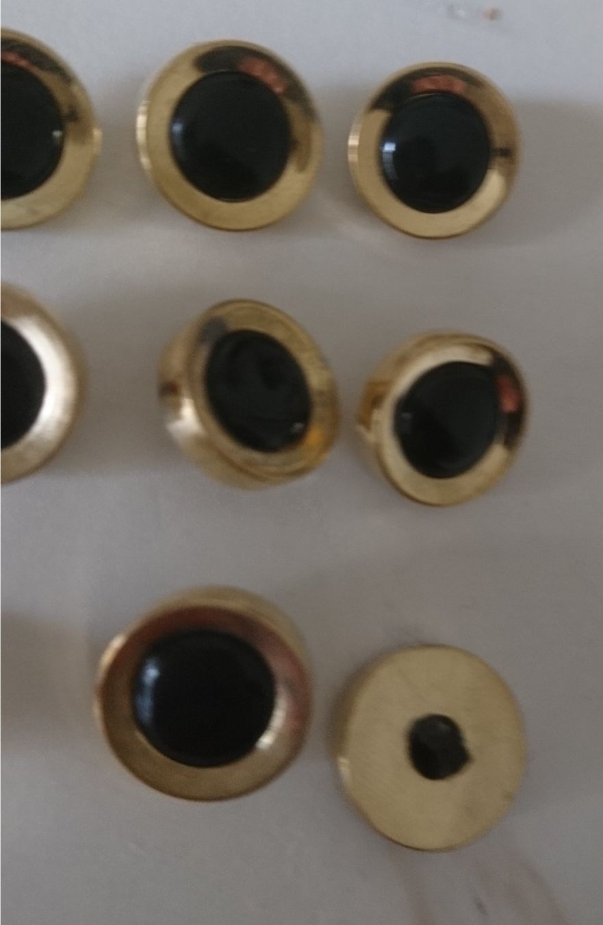 Bottoni: 9 Goldfarbene Knöpfe mit schwarzem Einsatz, Vintage – Nuovo (secondo la descrizione) da Schüpfen venduto da ardiphne 1