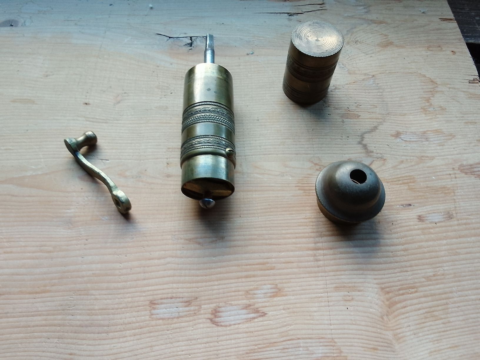 Elettrodomestici da cucina: Antike kleine Pfeffer Mühle – Difettoso da Ebmatingen venduto da swiss.canadian