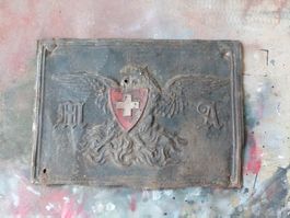 Altes antikes Metallschild, Adler mit Schweizerwappen