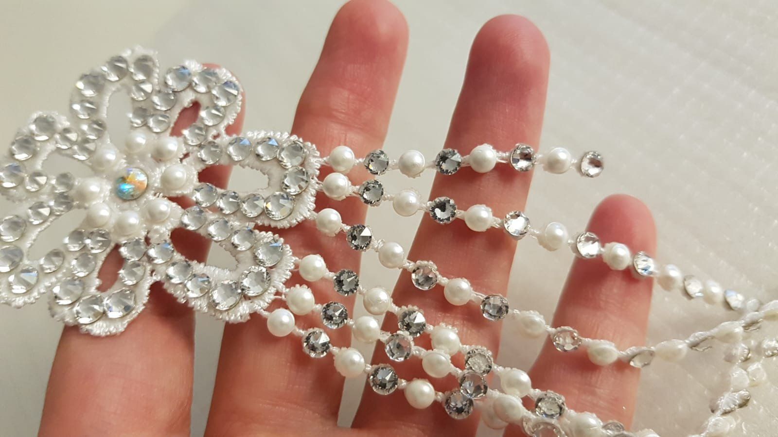 Tutte le decorazioni: Spitze Applikation mit Swarovski StrassSteine. – Nuovo (secondo la descrizione) da Zürich venduto da ata_c8nh 1