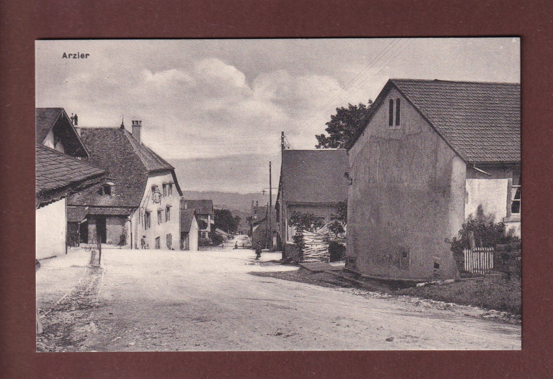 Cartoline postali: ARZIER - Rue du village – Usato da Pully venduto da nicecards