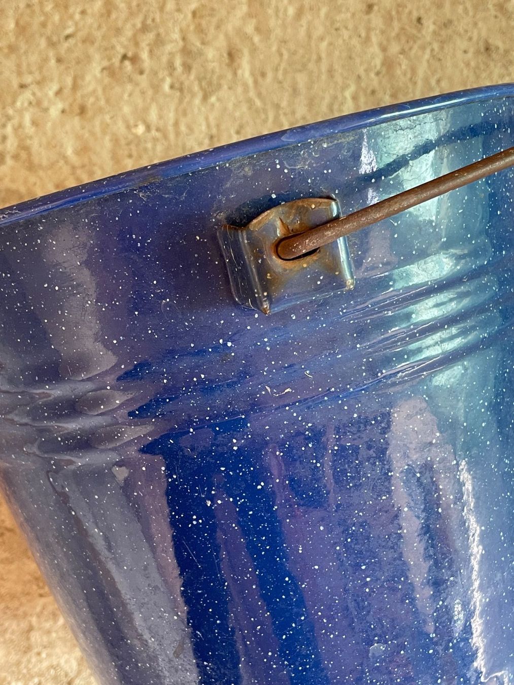 Altro per la casa: Vintage Emaille Eimer blau, nostalgisch, mit Holzgriff! – Usato da Winkel venduto da Kade50 2