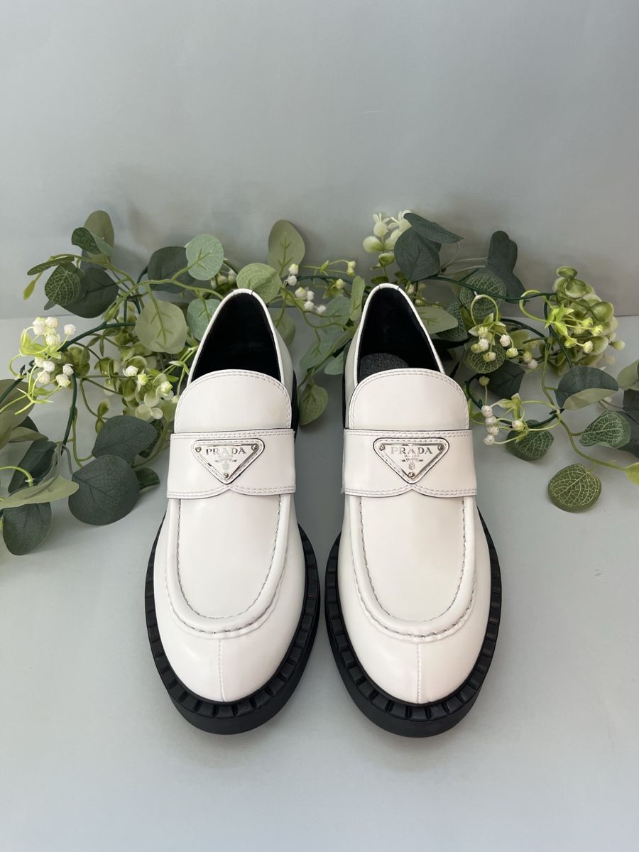 Prada Scarpe da uomo: Prada Brushed Leather Loafers Weiss White 41 IT Neu – Nuovo (secondo la descrizione) da Lausanne venduto da S_luxury 1