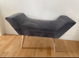 Banc Tomasucci en velours gris, design moderne.
