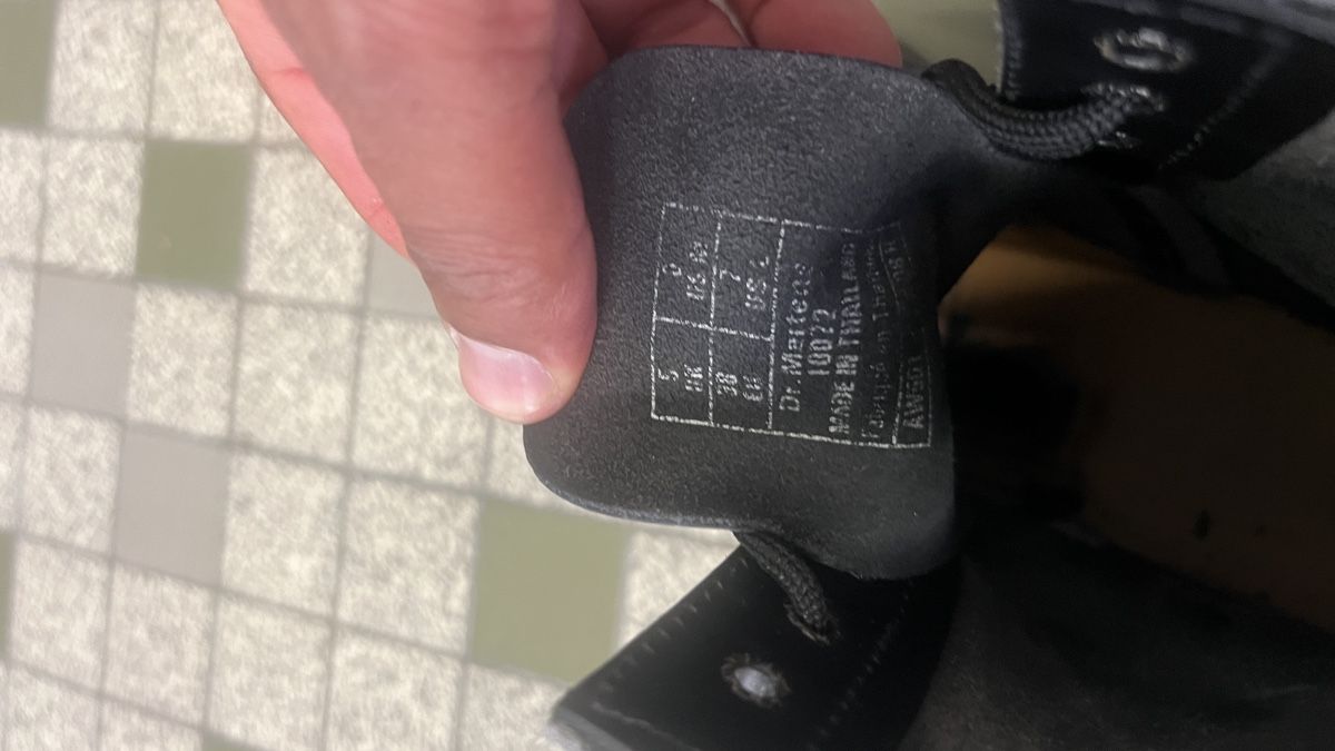 Dr. Martens Scarpe da uomo: Dr. Martens 1460, Taille 38, Noires, Bottes – Usato da Genève venduto da Leboucheoreilles 6