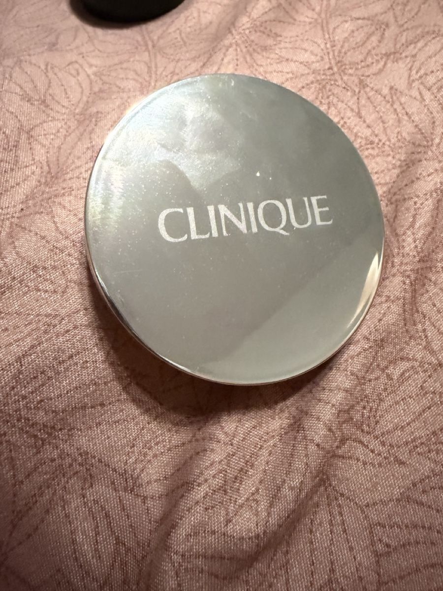 Clinique Maquillage: Clinique - Powder make up Spf 15 – Neuf (Voir description) à Siebnen par gen_z7vd