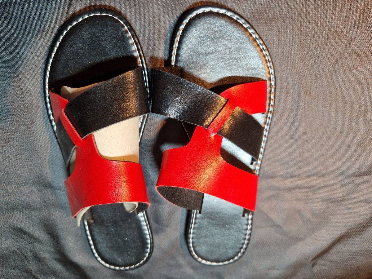 Scarpe da donna: Sandale Pantoffel Rot Schwarz – Nuovo (secondo la descrizione) da Niederbipp venduto da Trude04 2