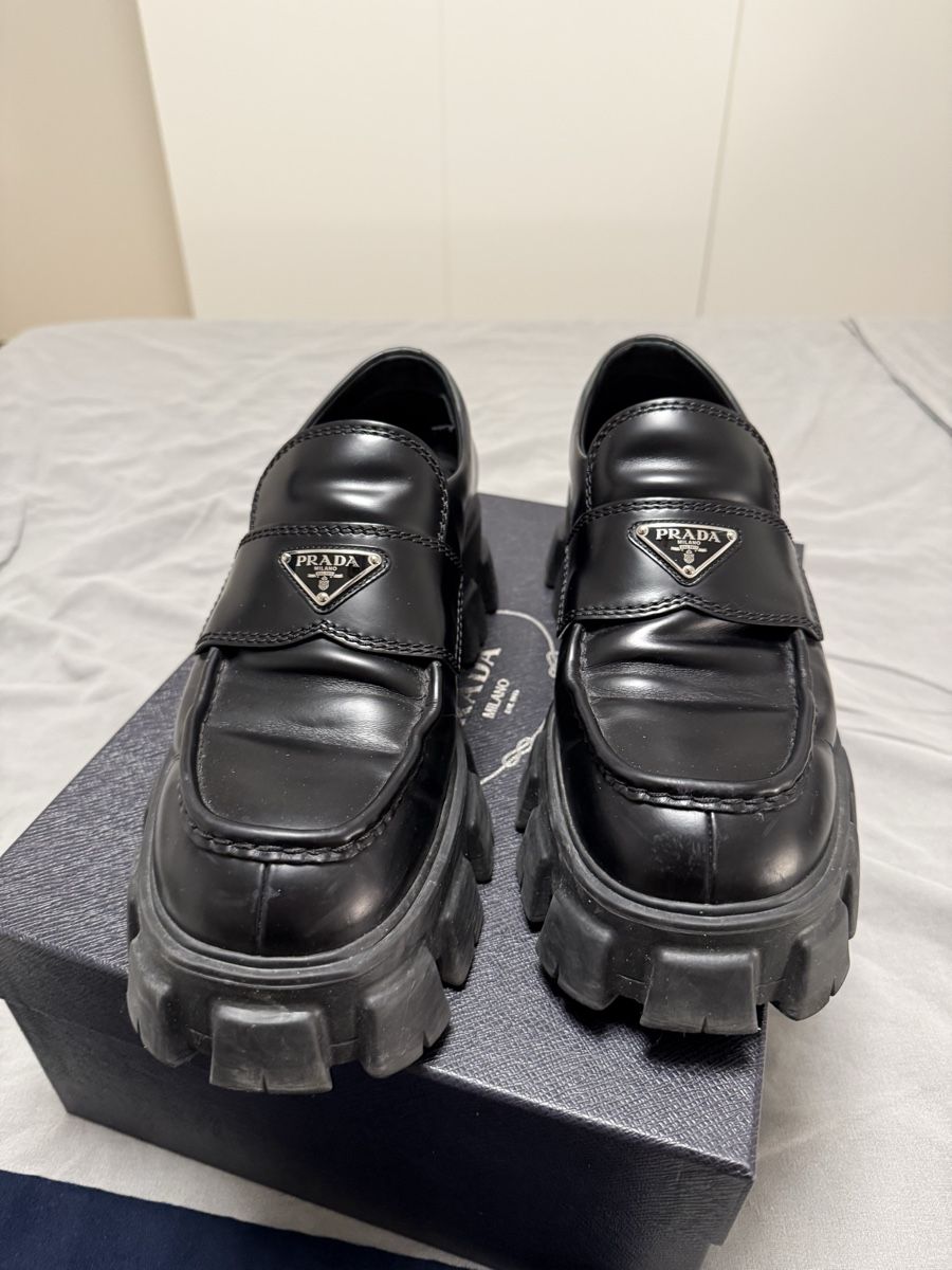 Chaussures hommes: Prada Monolith Leather Loafers – D'occasion à Morges par