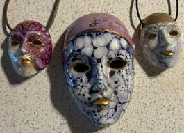 Drei Keramik Masken mit Aufhängung guter Zustand