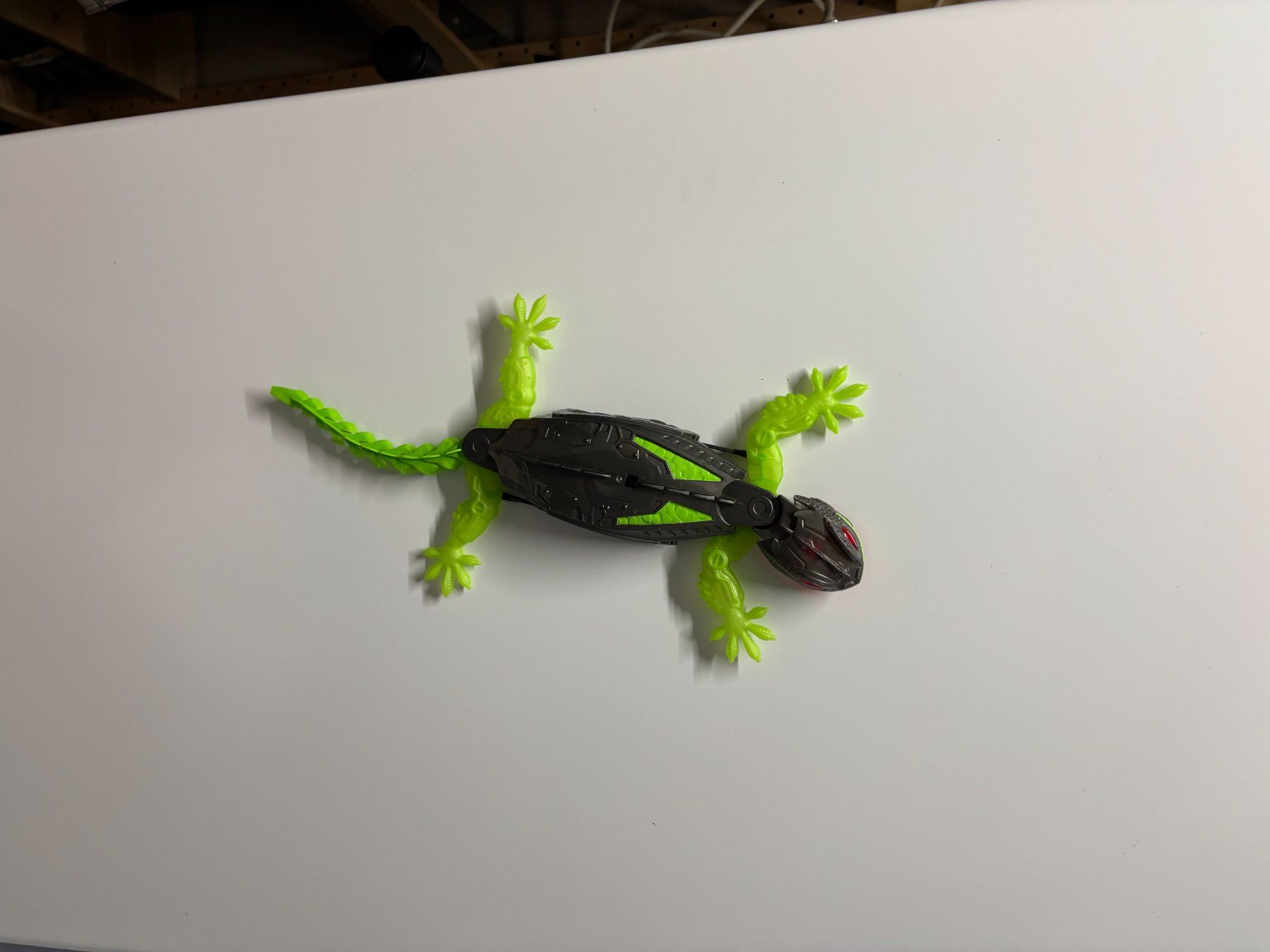 Giocattoli: lézard télécommandé qui "colle" au mur – Usato da Salvenach venduto da gwenwywar 1