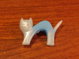Broche chat bleu  et blanc en lucite, années 60-70, vintage