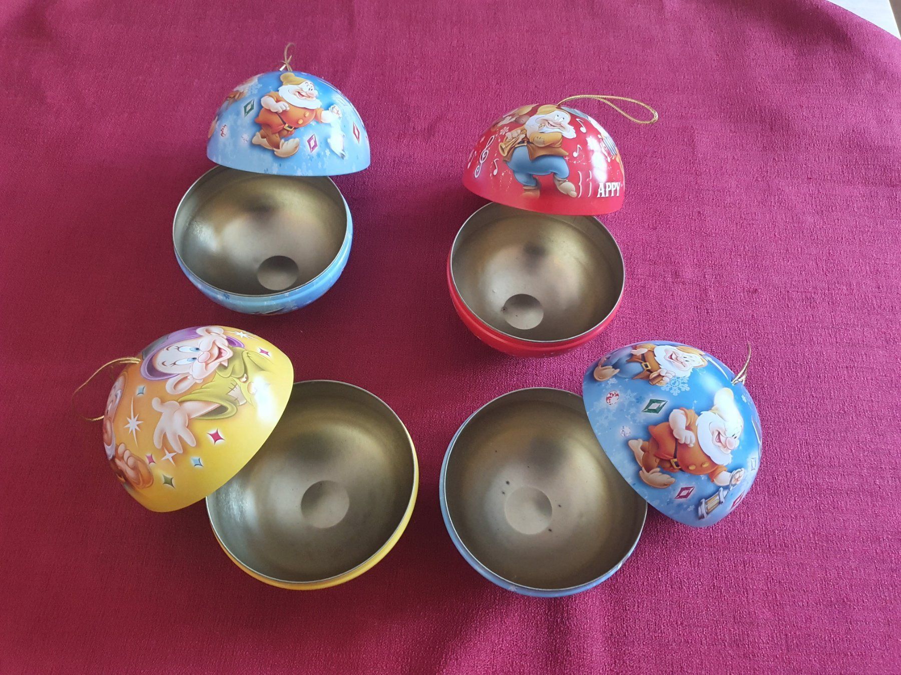 Disney Tutte le decorazioni: Disney Schneewittchen Blechkugeln 4er-Set Ø11cm Aufklappbar – Usato da Abtwil AG venduto da MaVo.0710 2
