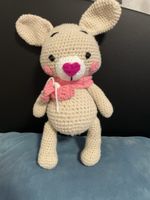 Handgemachte Häkelhase mit rosa Schal 🐰Neu & Süss! 🐰 (57)