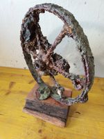 Rostiges Rad Metallskulptur auf Holzsockel