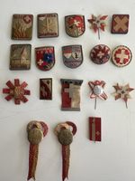 18 alte Schweizer Rotkreuz & Winterhilfe Abzeichen 1931–1952