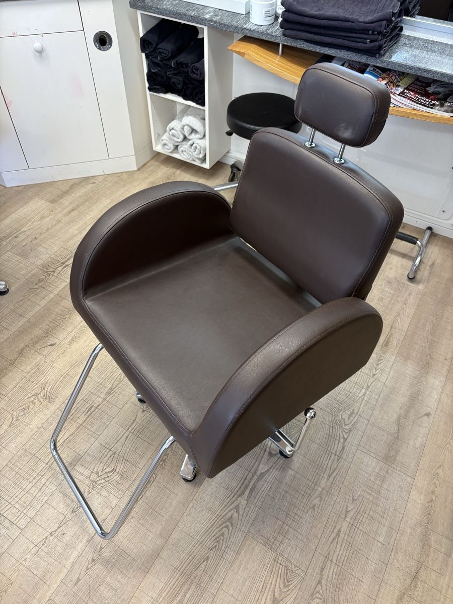 Poltrone: Friseurstuhl / Coiffeur Sessel Braun – Usato da Hochfelden venduto da Gugi0172