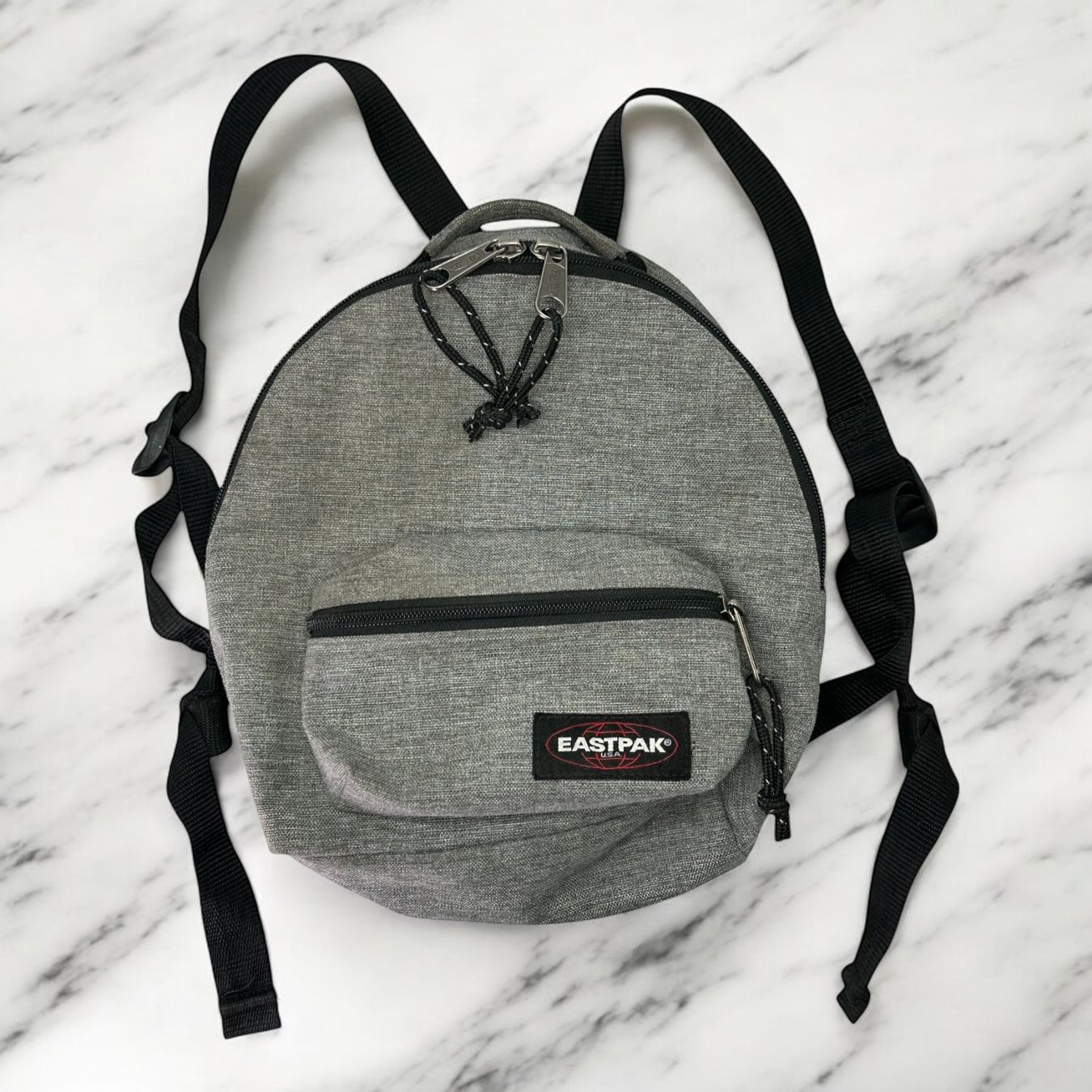 Eastpak Zaini: Eastpak Mini sac à dos gris – Usato da Morges venduto da 1tiquaire