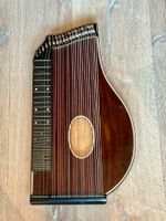 Schöne antike Zither mit intaktem Koffer