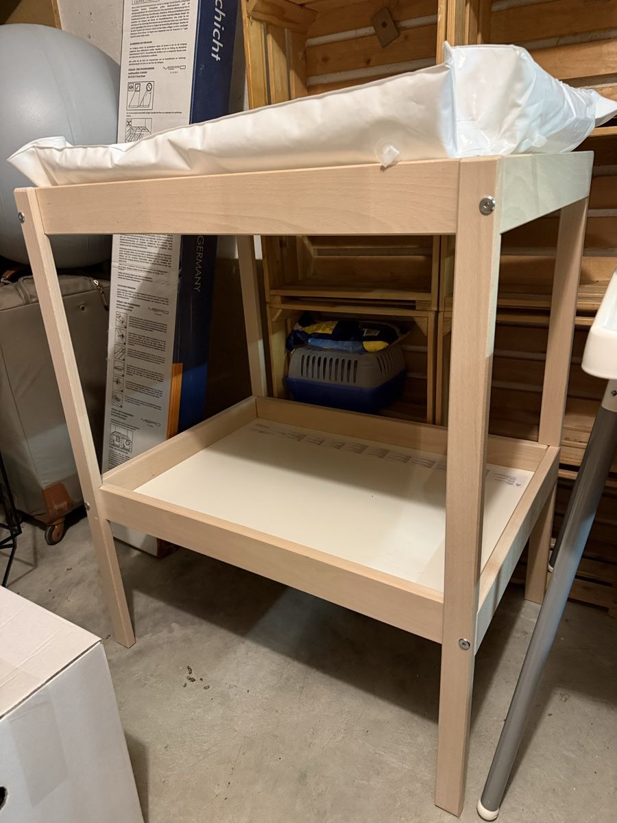 Ikea Wickeltisch & Zubehör: Singlar IKEA changing table  – Gebraucht aus Forch von anuita