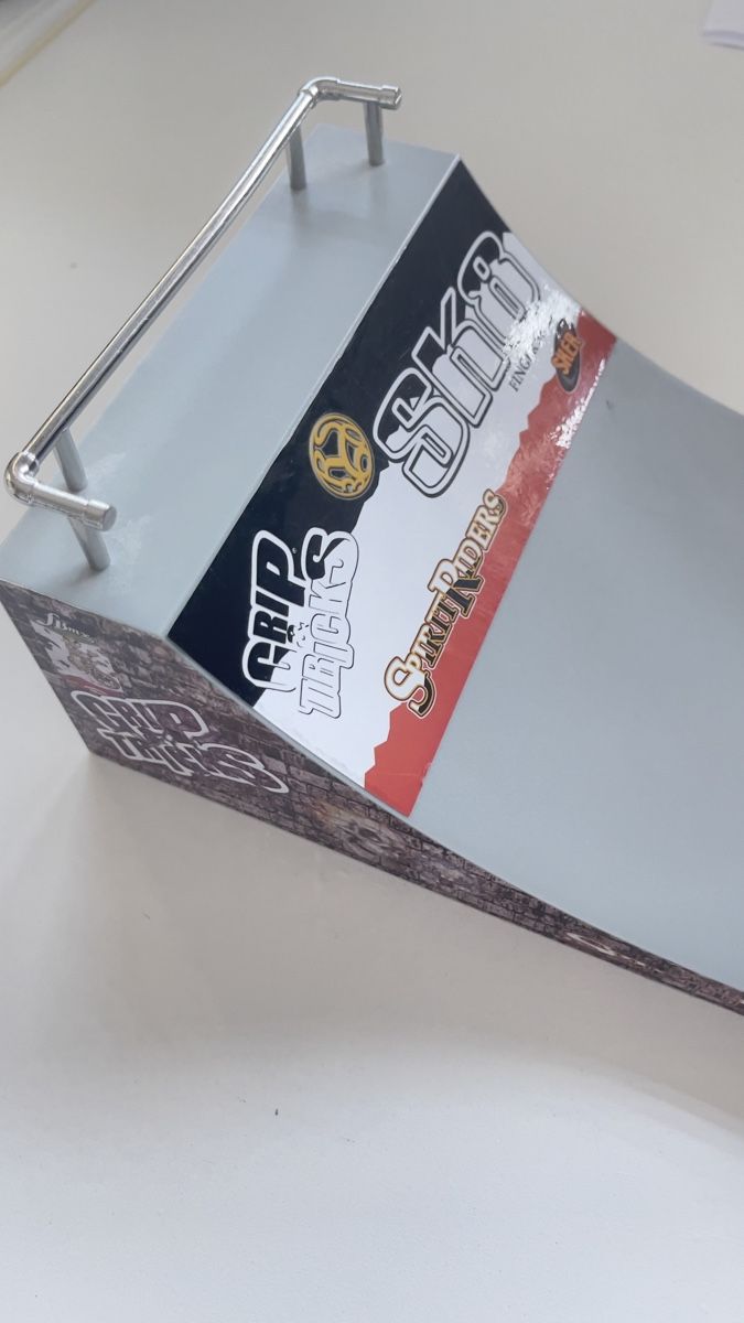 Modelleisenbahnen: Fingerboard Rampe mit Stickerdekor – Gebraucht aus Nottwil von nikilitiki 1