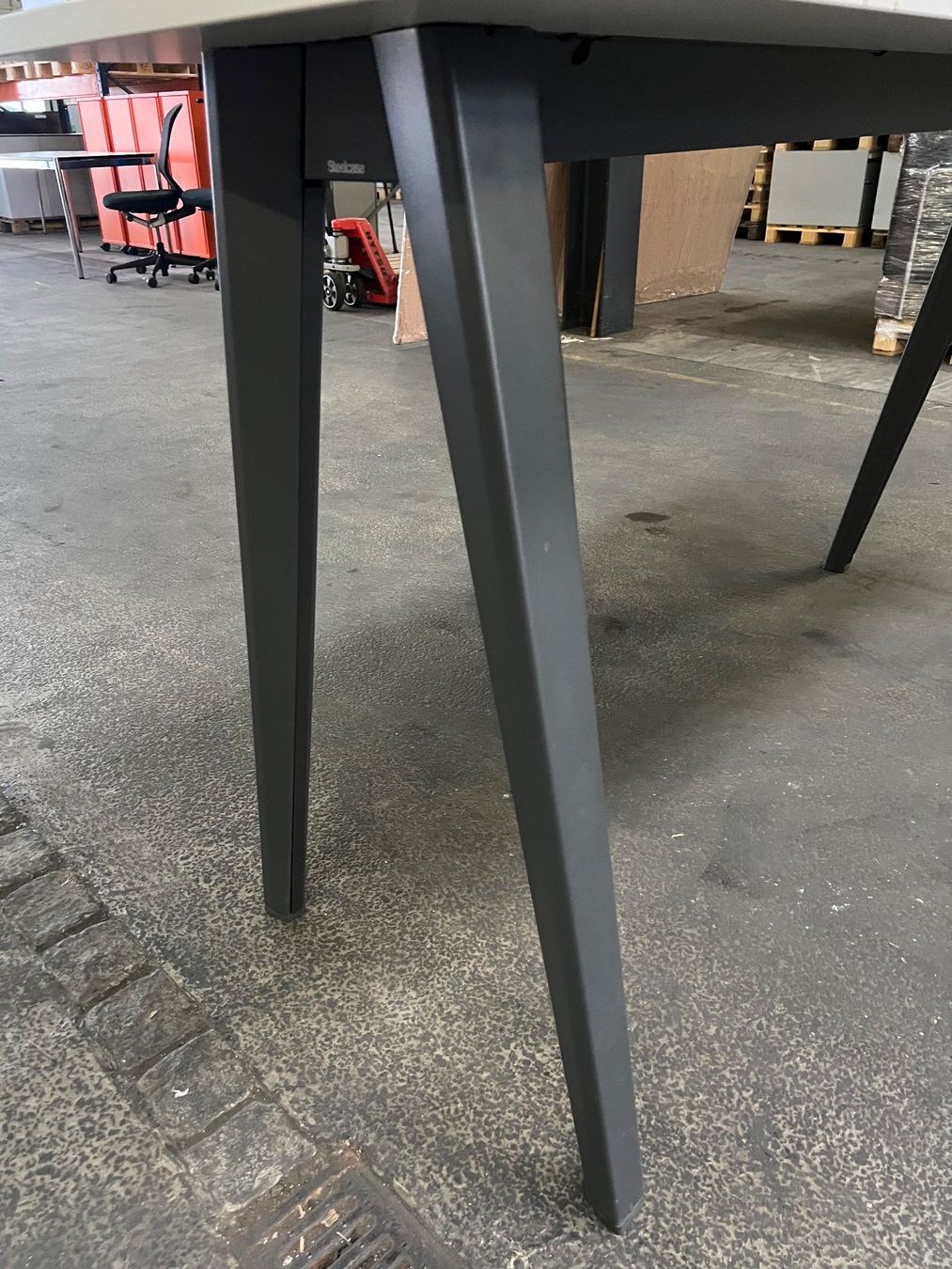 Steelcase Tische: 060 STEELCASE Stehtisch – Gebraucht aus Wangen an der Aare von TBYN 6