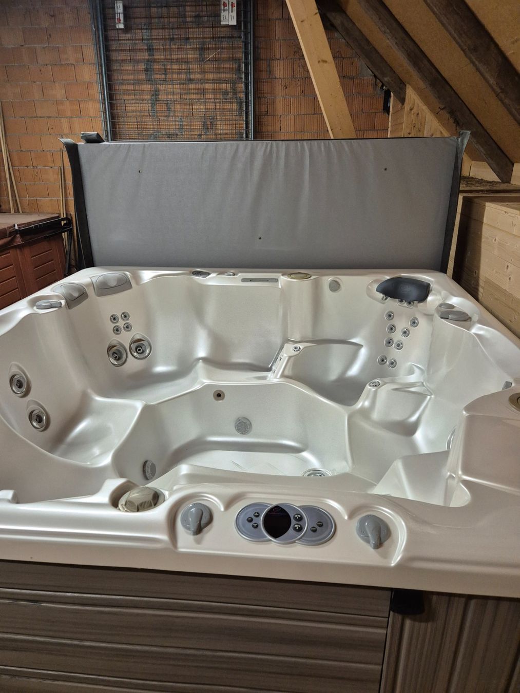 Whirlpool: Whirlpool der Marke CalderaSpa Modell Elation – Gebraucht aus Lyss von loi_tls7 2