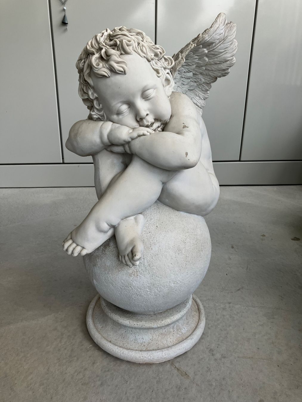 Statuette: Gartendeko: Lieblicher Engel auf einer Kugel – Usato da Lenzburg venduto da Prosi0