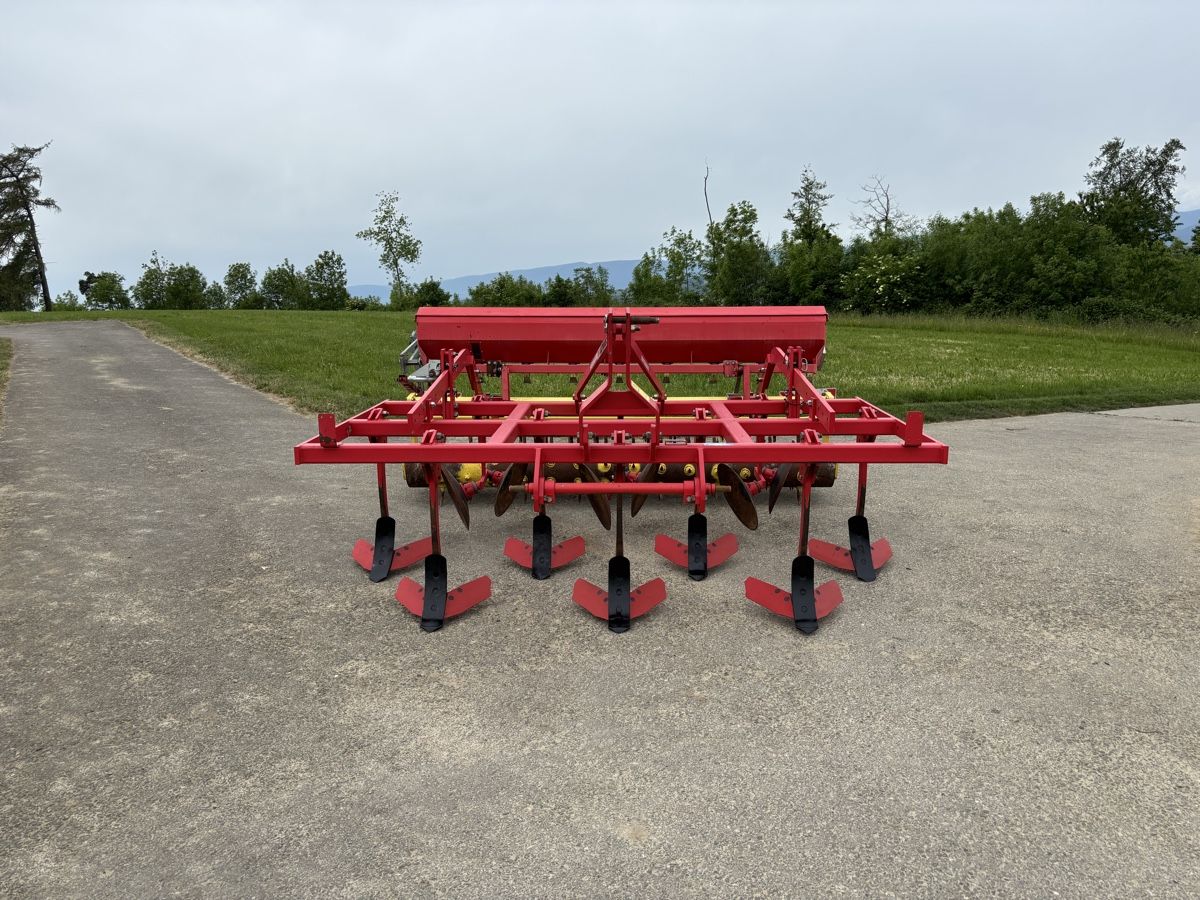 Tutte le macchine: Grubber Pöttinger mit Sägerät / Sämaschine / Drillbox – Usato da Courgevaux venduto da Querly 1