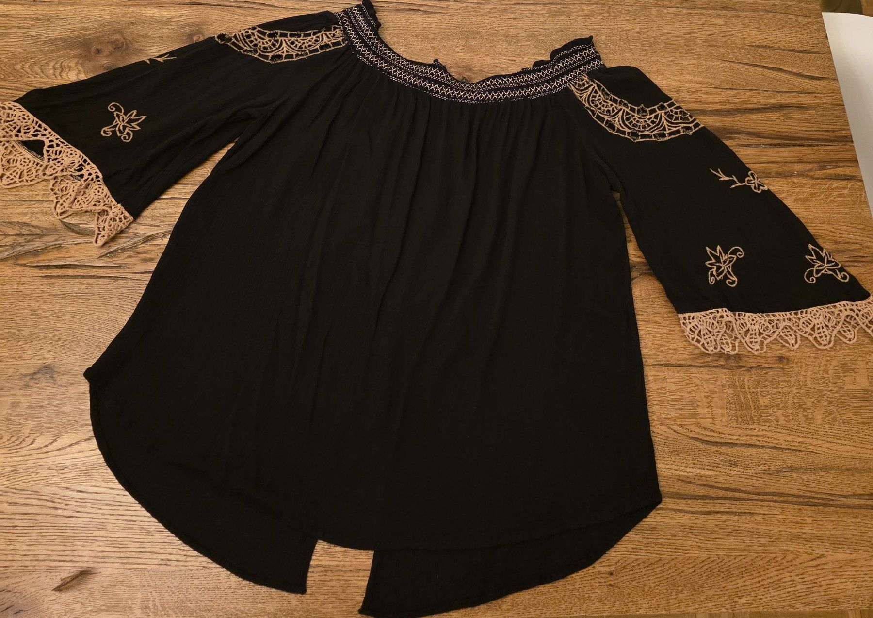 Camicette: Schickes, schulterfreies Sommer-Bluse mit Spitze – Usato da Basel venduto da sci_67ms