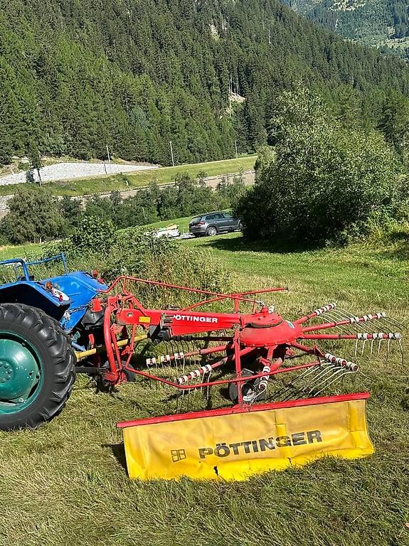 Raccolta foraggio grezzo: Kreiselschwader Pöttinger – Usato da Zernez venduto da ago_mlw6 1