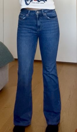 Jean évasé bleu foncé, taille haute, état impeccable 👖