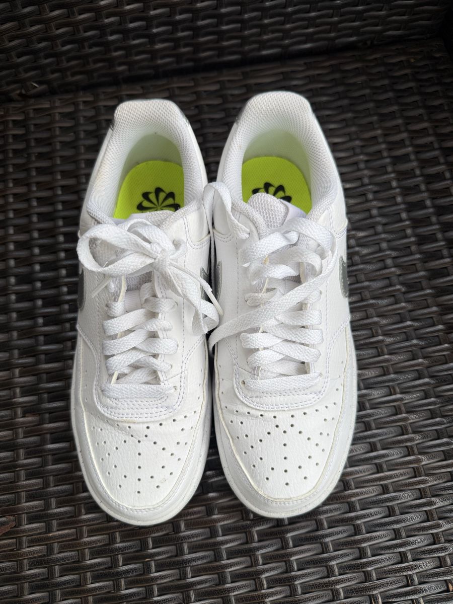 Nike Scarpe da donna: Nike weiss silber Grösse 38 – Usato da Münchenstein venduto da sof_8vcz