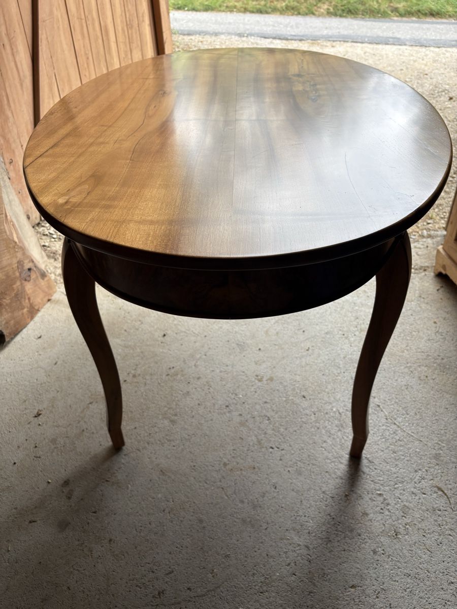 Tables: Ovaler Nussbaum Tisch  – D'occasion à lobsigen par kubada