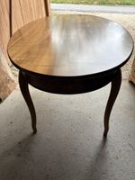 Ovaler Nussbaum Tisch 